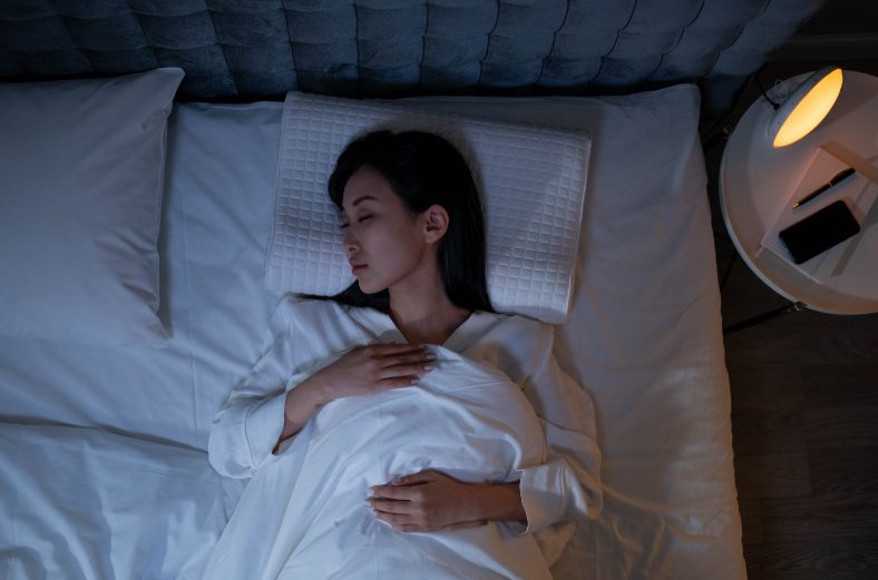 寝ている女性