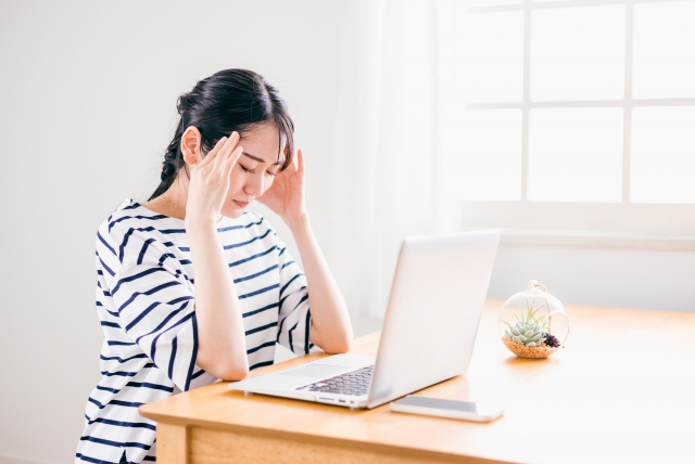 頭痛を感じる女性