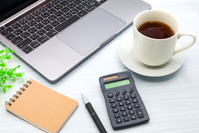 仕事道具とコーヒーの写真