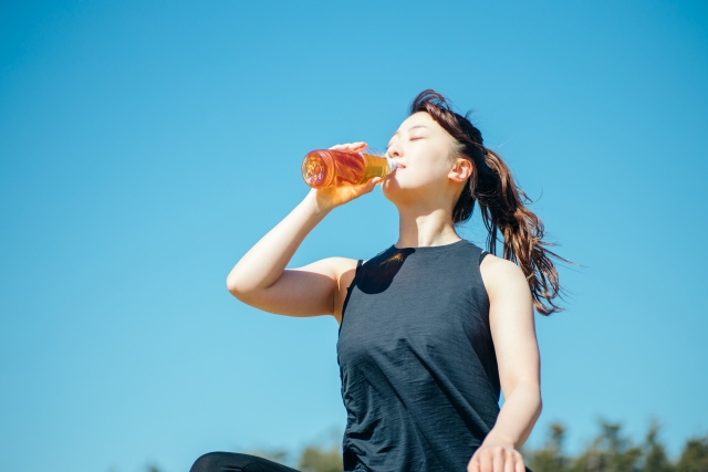 爽やかに飲み物を飲む女性